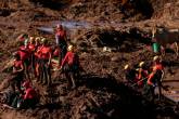 Membros do grupo de resgate buscam vítimas do desastre em Brumadinho, Minas Gerais