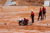 Equipes de resgate buscam vítimas de uma barragem de rejeitos em colapso de propriedade da mineradora brasileira Vale SA, em Brumadinho