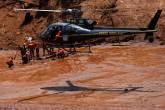 Equipes de resgate buscam vítimas de uma barragem de rejeitos em colapso de propriedade da mineradora brasileira Vale SA, em Brumadinho