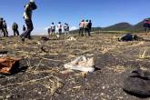 Pessoas no local que ocorreu o acidente aéreo com um avião da Ethiopian Airlines Flight ET 302 na Etiópia