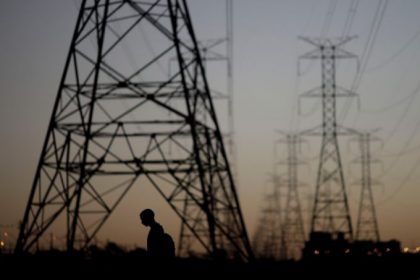 homem-passa-por-torres-de-energia-em-brasc3adlia-brasil-reuters-ueslei-marcelino-e1533912770884