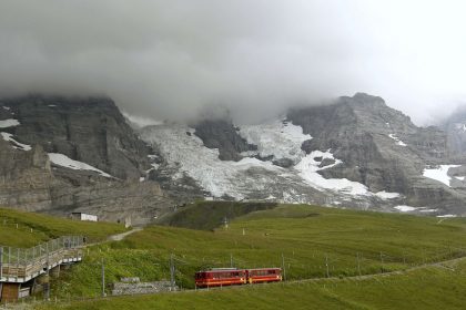 2012-07-27t171908z_1232133009_gm1e87r1s0v01_rtrmadp_3_swiss-tourism